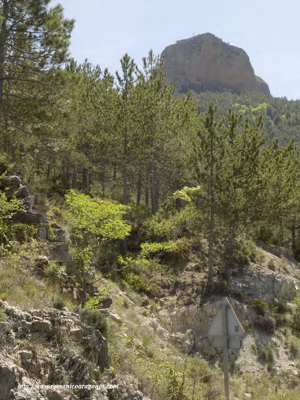 PROA SOBRER LA QUE ASIENTA EL CASTILLO Y RUINAS AL PIE DE LA CARRETERA